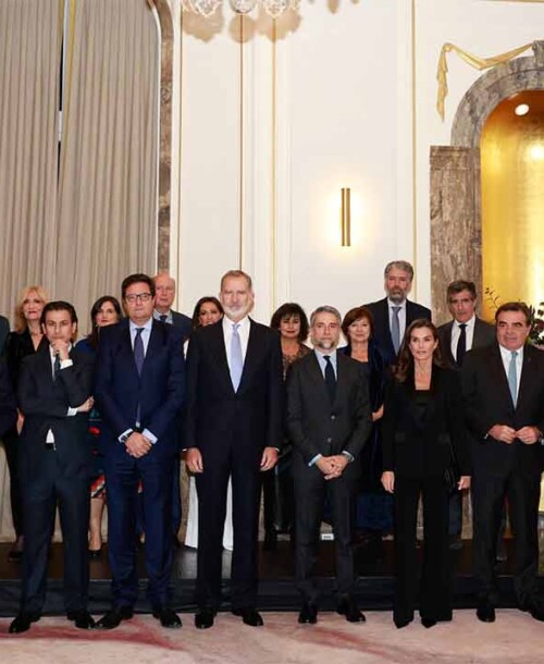 La reina Letizia preside los Premios Francisco Cerecedo y apuesta por un elegante esmoquin negro