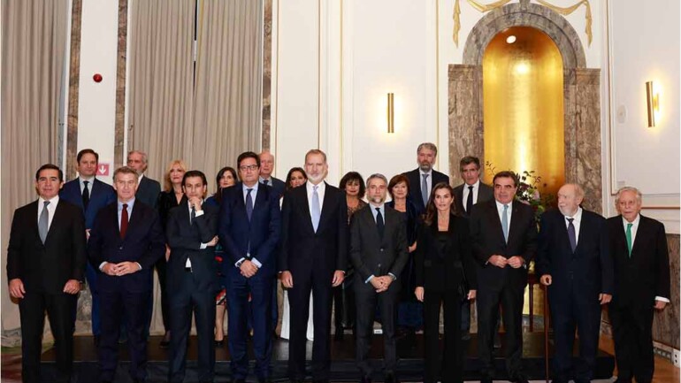 La reina Letizia preside los Premios Francisco Cerecedo y apuesta por un elegante esmoquin negro