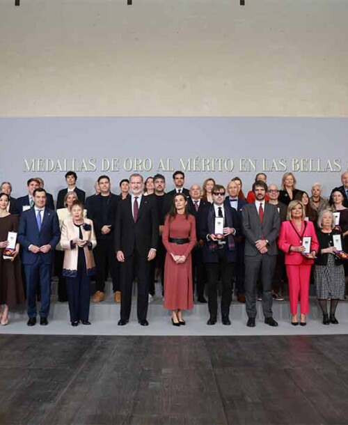 La reina Letizia estrena un elegante vestido de punto, de firma nacional, en la ceremonia de entrega de las Medallas de Oro al Mérito en las Bellas Artes