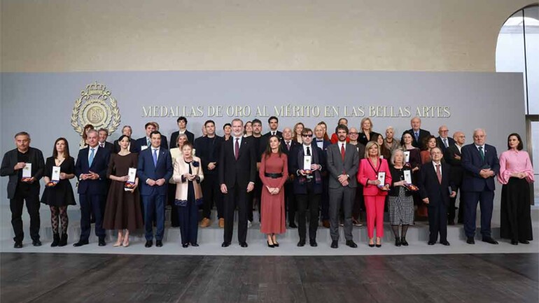 La reina Letizia estrena un elegante vestido de punto, de firma nacional, en la ceremonia de entrega de las Medallas de Oro al Mérito en las Bellas Artes