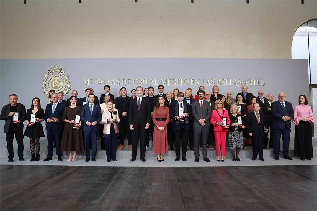 La reina Letizia estrena un elegante vestido de punto, de firma nacional, en la ceremonia de entrega de las Medallas de Oro al Mérito en las Bellas Artes