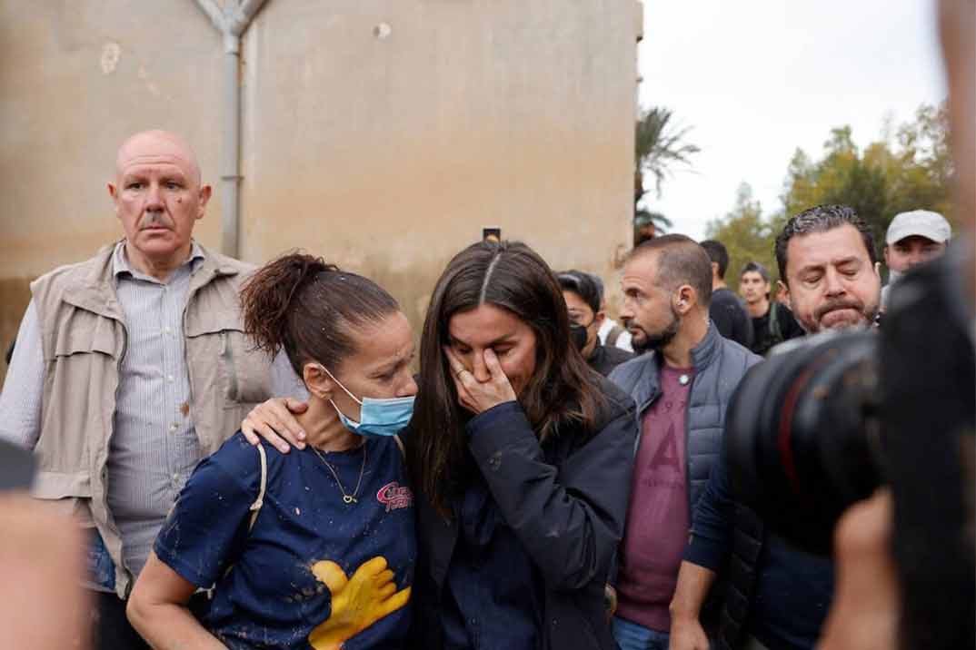 La reina Letizia, llena de barro y ante la desesperación de los vecinos de Paiporta, rompe a llorar