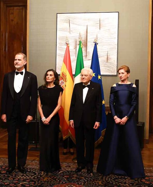 La reina Letizia luce un elegante y sencillo vestido de Max Mara en Italia, apostando por la moda local