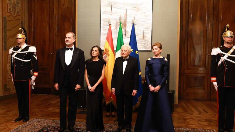 La reina Letizia luce un elegante y sencillo vestido de Max Mara en Italia, apostando por la moda local