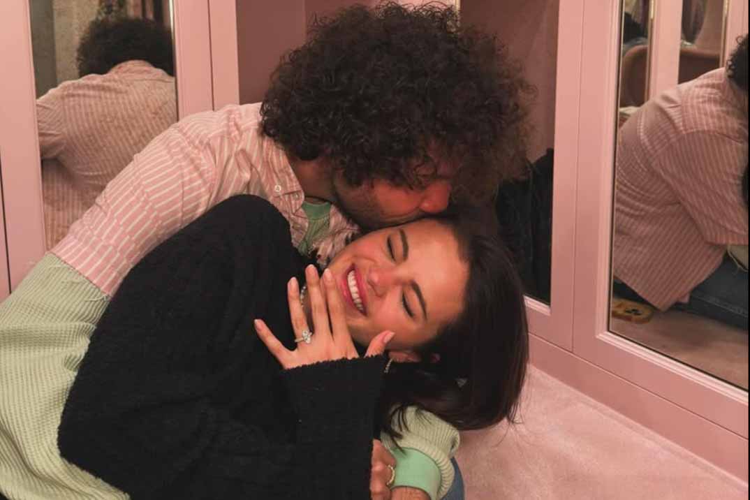 Selena Gomez, muy feliz, anuncia su compromiso con Benny Blanco