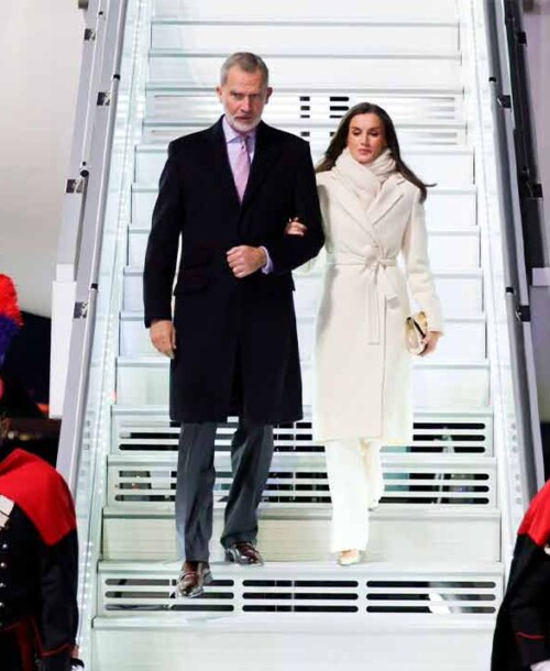 El impecable look blanco que ha lucido la reina Letizia en su llegada a Italia