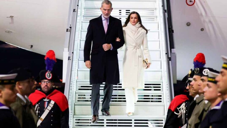 El impecable look blanco que ha lucido la reina Letizia en su llegada a Italia