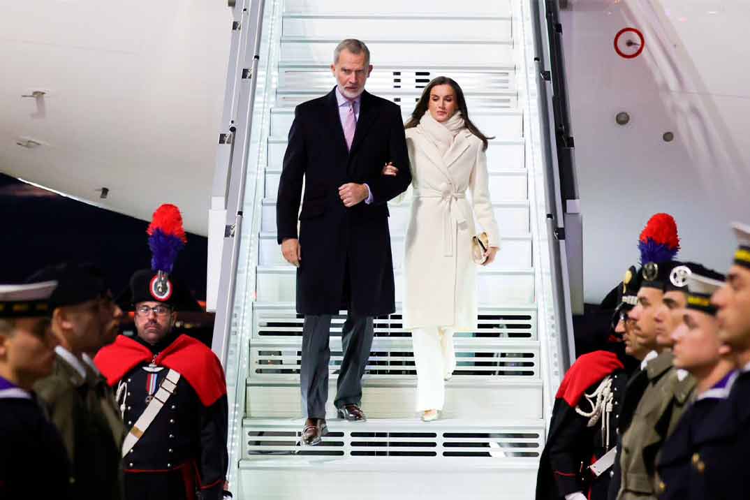 El impecable look blanco que ha lucido la reina Letizia en su llegada a Italia