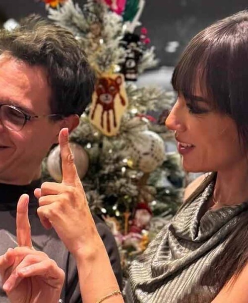 Patricia Pardo y Christian Gálvez disfrutan de la cabalgata de Reyes Magos junto a su hijo