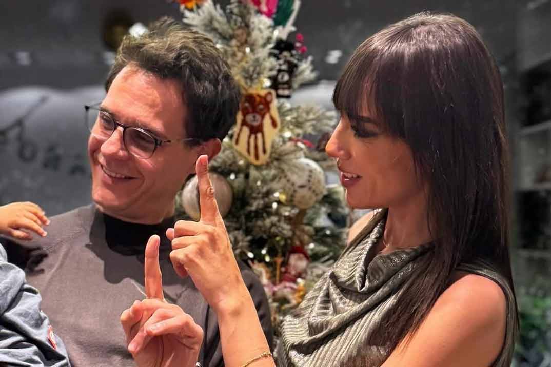 Patricia Pardo y Christian Gálvez disfrutan de la cabalgata de Reyes Magos junto a su hijo