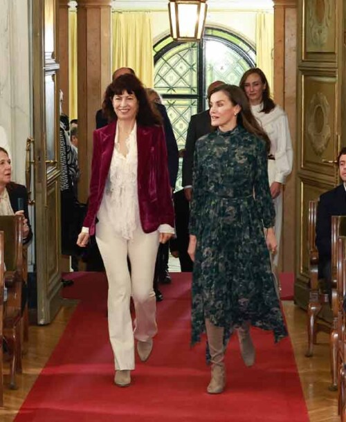 La Reina Letizia deslumbra con un vestido estampado y botas en la entrega del premio Joven Talento Científico Femenino