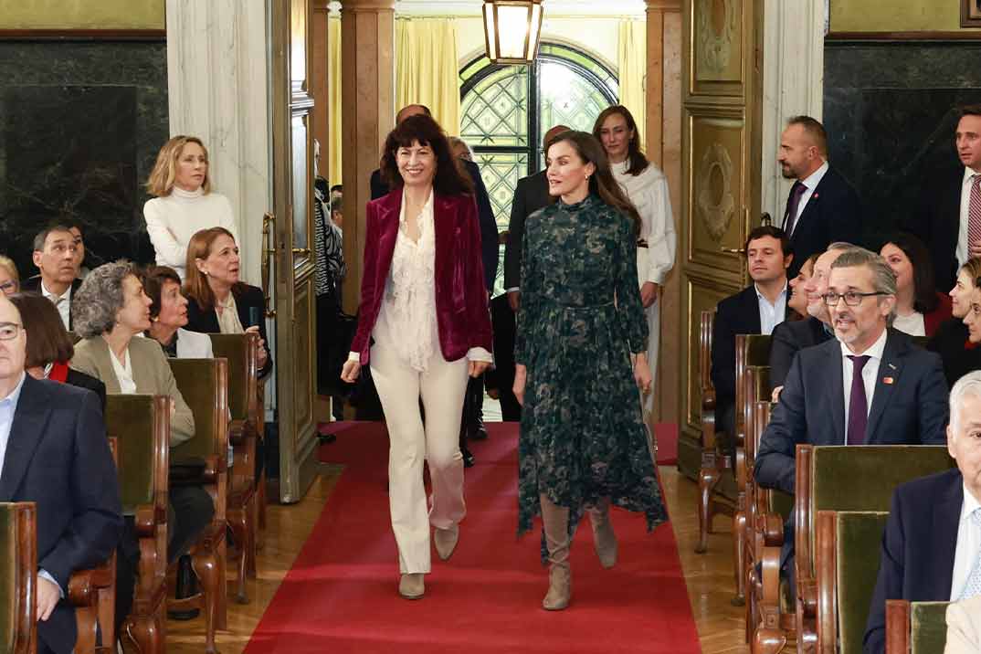 La Reina Letizia deslumbra con un vestido estampado y botas en la entrega del premio Joven Talento Científico Femenino