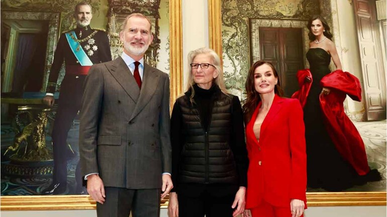 La reina Letizia se viste con su traje rojo de confianza en la exposición de Annie Leibovitz