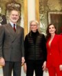 La reina Letizia se viste con su traje rojo de confianza en la exposición de Annie Leibovitz