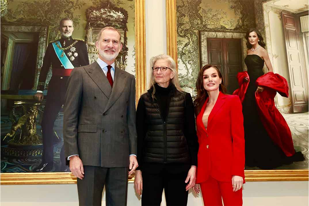 La reina Letizia se viste con su traje rojo de confianza en la exposición de Annie Leibovitz