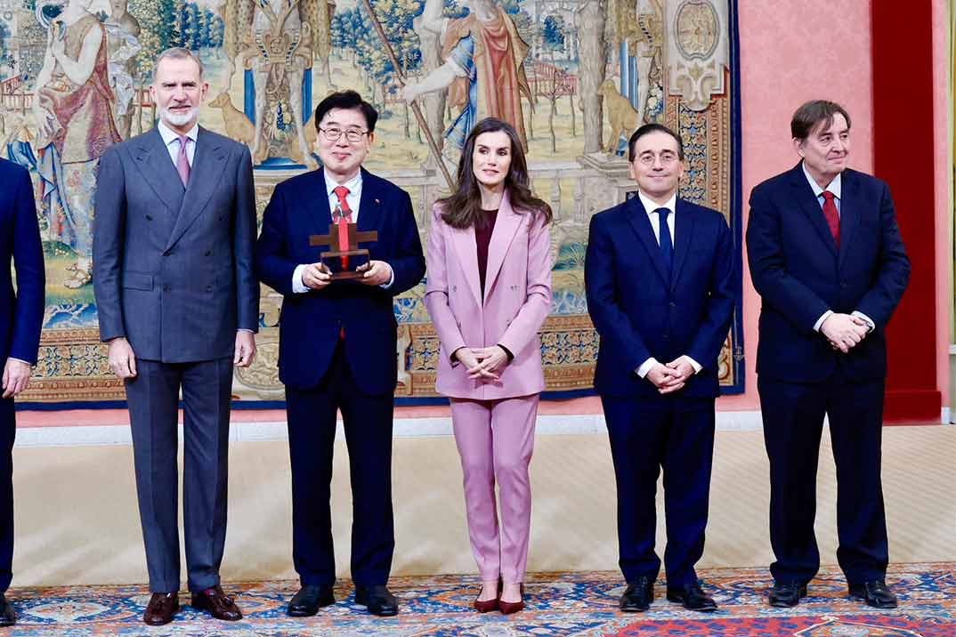 La reina Letizia deslumbra con un traje rosa y detalles burdeos en la reunión del Patronato del Instituto Cervantes