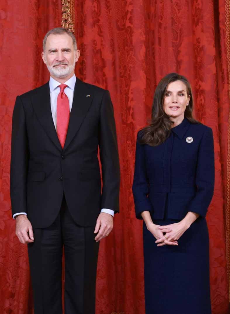 Reina letizia y felipe traje azul