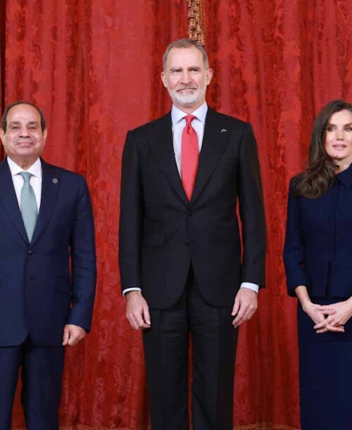 La reina Letizia deslumbra con un conjunto azul marino y con elegancia, en su encuentro con el presidente de Egipto