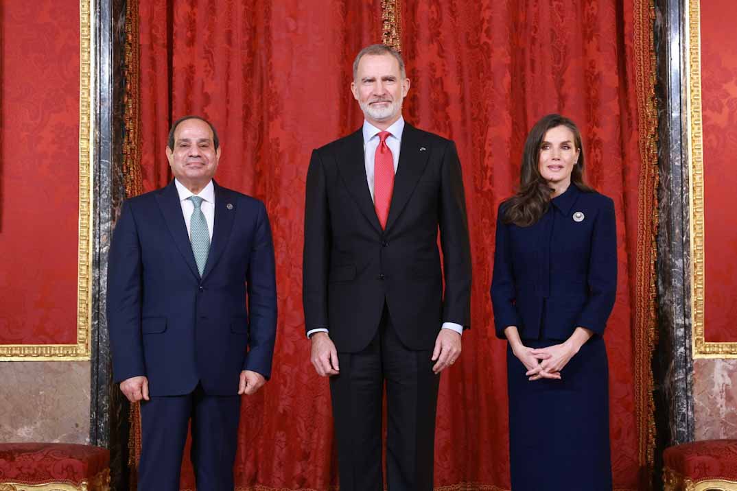 La reina Letizia deslumbra con un conjunto azul marino y con elegancia, en su encuentro con el presidente de Egipto