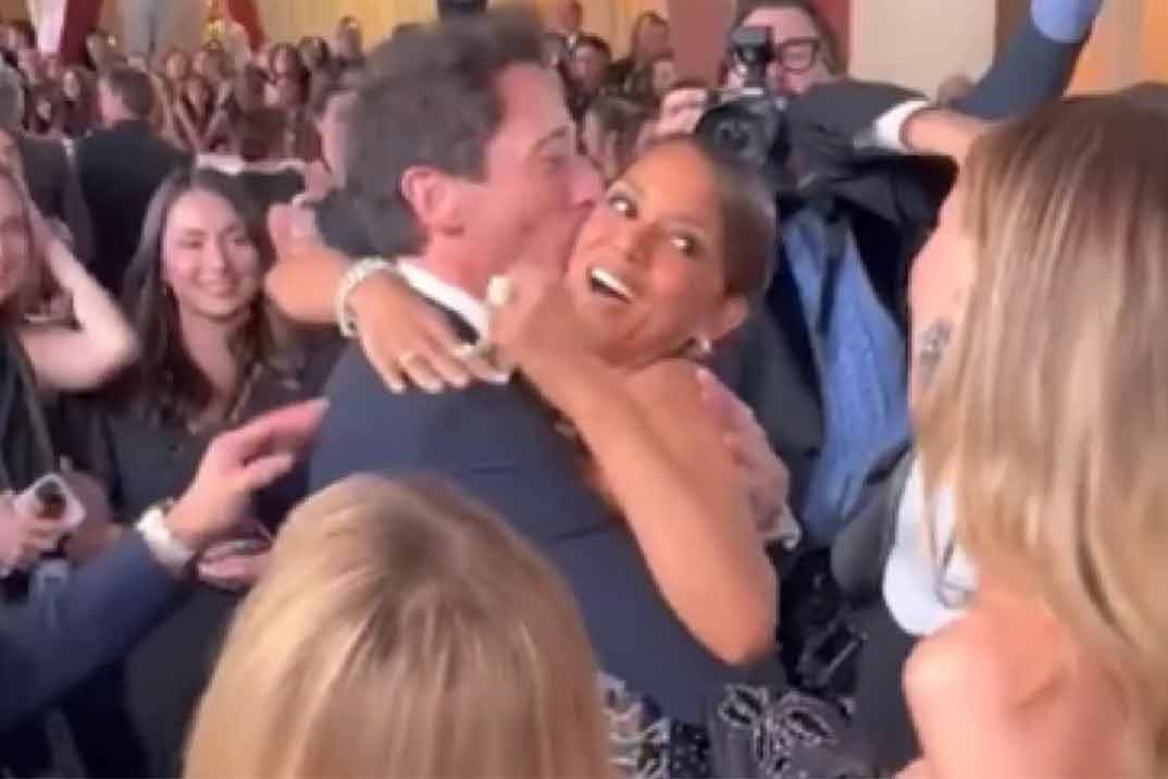 Halle Berry y Adrien Brody protagonizan un inesperado “beso” en la alfombra roja