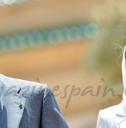 La reina Letizia descalza y con el pañuelo marroquí