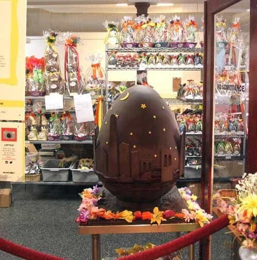 A subasta, un huevo de Pascua de 45 kilos y 8.000 euros