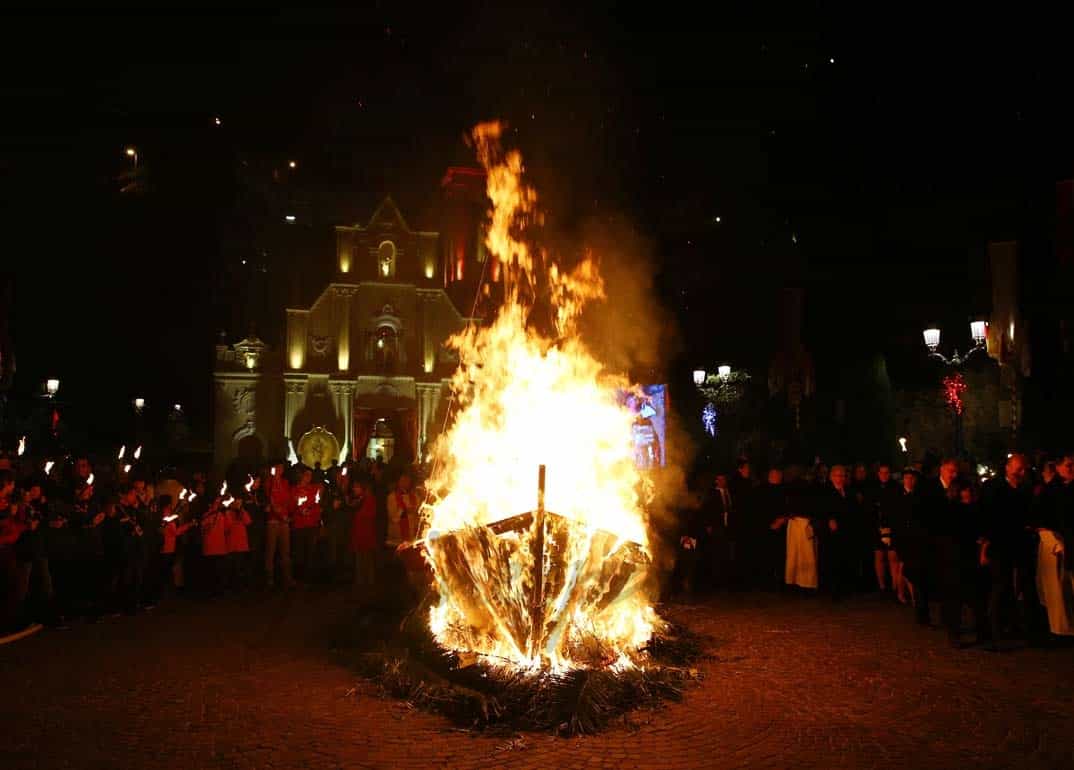 Como una  Falla  tratara    M  naco celebra fiesta