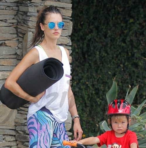 Alessandra Ambrosio ejerce de madre