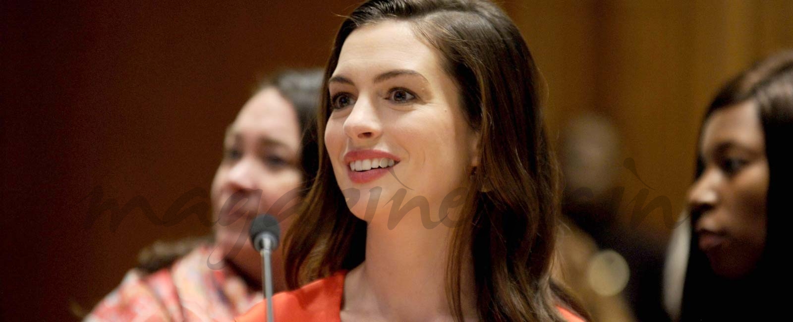 Anne Hathaway defensora del permiso postnatal