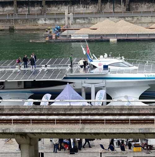 El mayor barco solar llega a París…