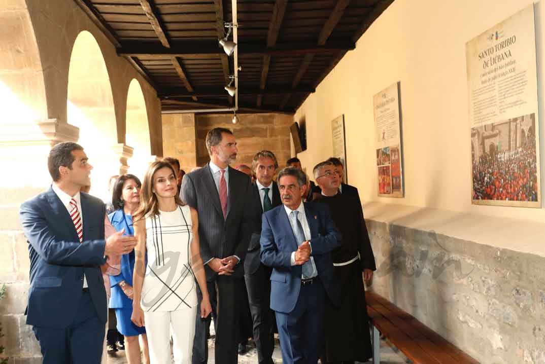 Los Reyes acceden al Claustro del Monasterio donde se exhiben paneles informativos sobre el Año Jubilar Lebaniego ©Casa S.M. El Rey