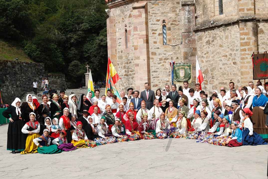 Don Felipe y Doña Letizia con los integrantes del Grupo de Danzas Virgen de las Nieves de Tanos © Casa S.M. El Rey